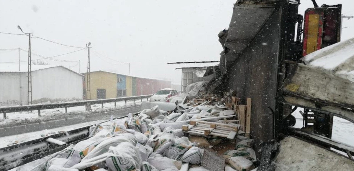 İstanbul'da yollar buz pistine döndü: Vatandaşlar yolda kaldı