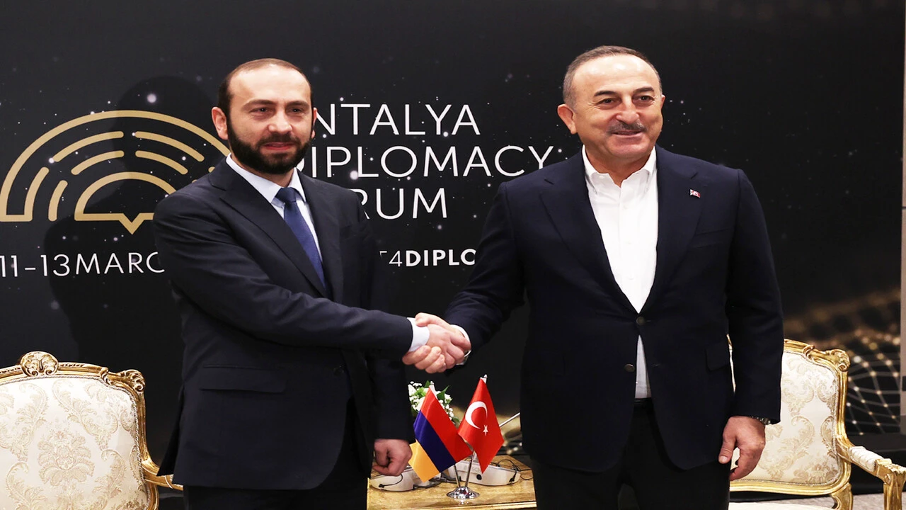 Ermenistan ile yeni sayfada ilk temas! Çavuşoğlu, mevkidaşı Mirzoyan'la görüştü