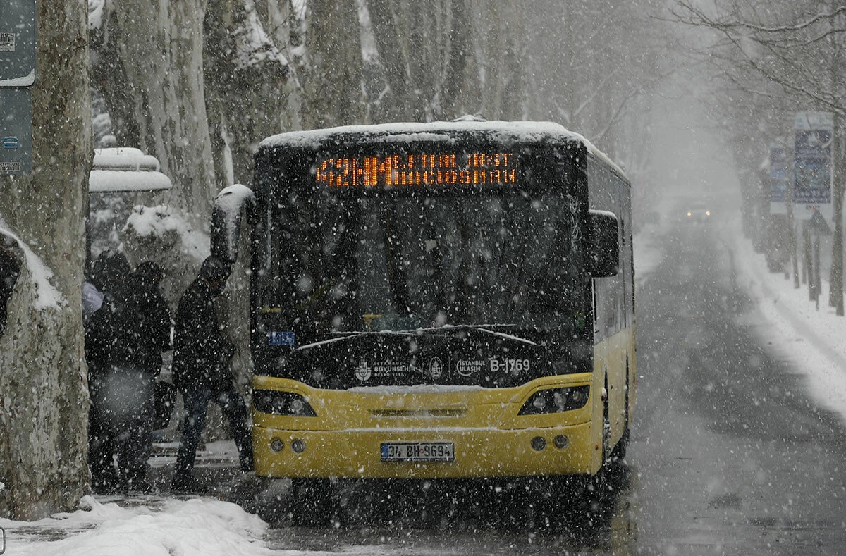 İstanbul'da kar alarmı! Akşam saatlerinde etkisini arttıracak, 12 saat kesintisiz yağacak