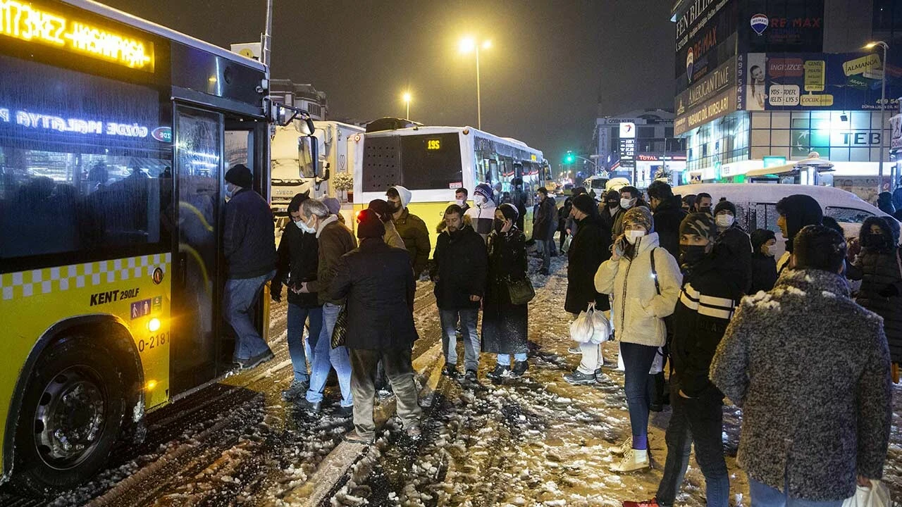 İstanbul'da beyaz esaret: Megakent kara gömüldü, araçlar yollarda kaldı