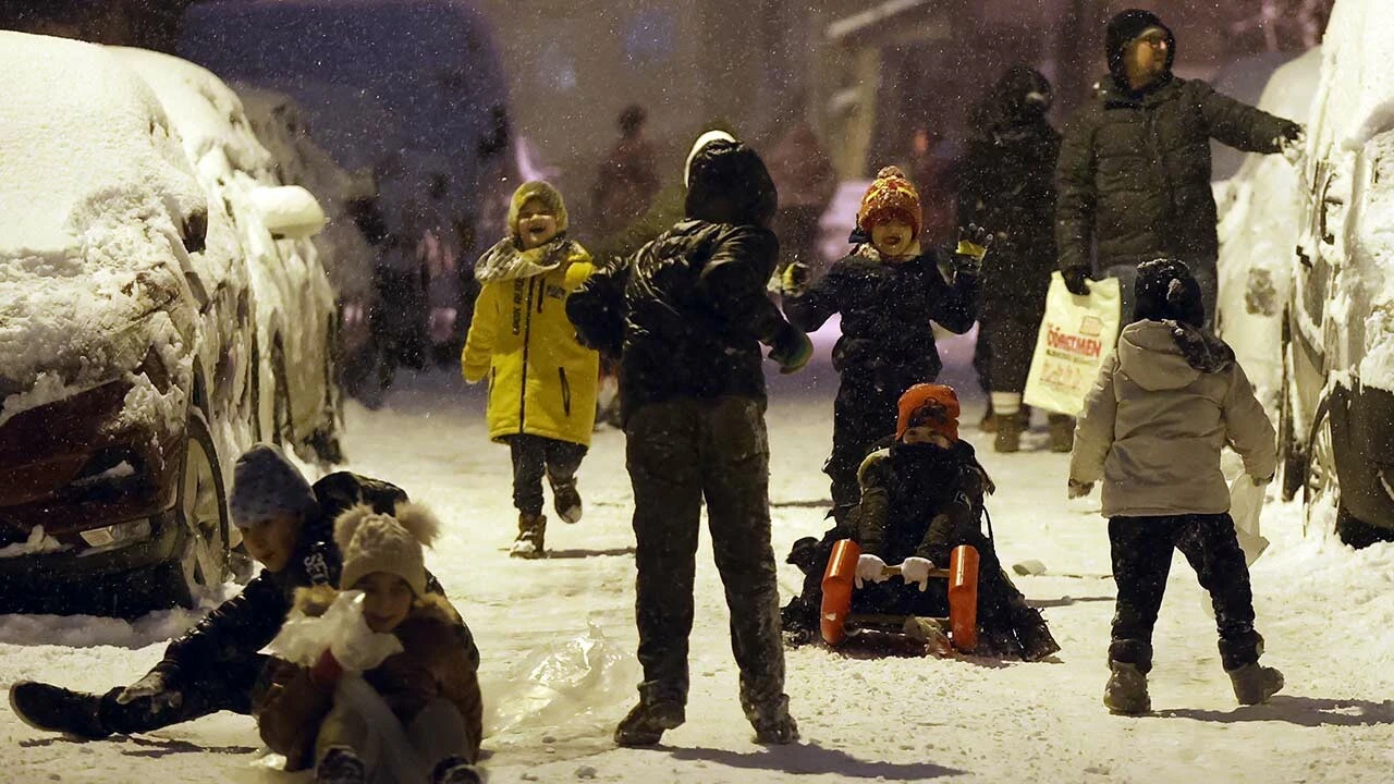 İstanbul'da beyaz esaret: Megakent kara gömüldü, araçlar yollarda kaldı