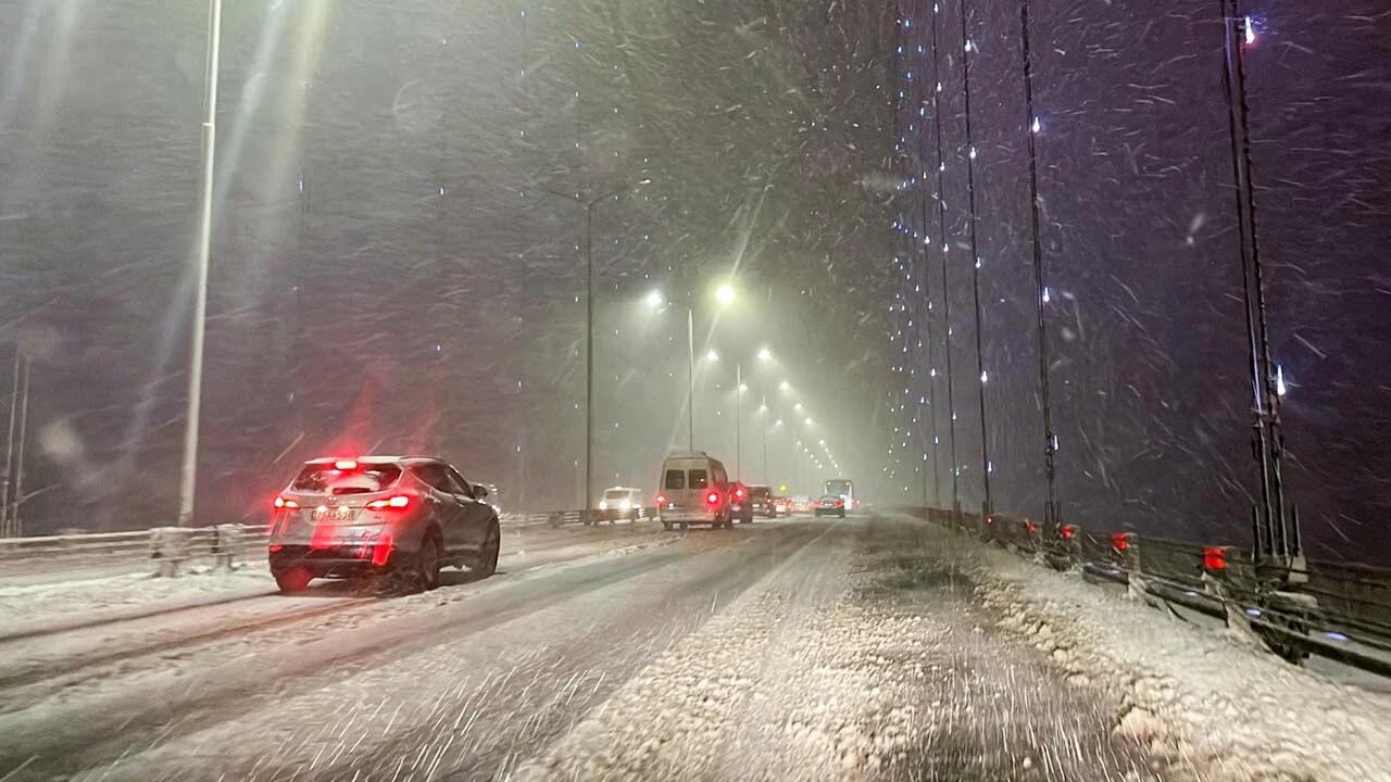 İstanbul'da beyaz esaret: Megakent kara gömüldü, araçlar yollarda kaldı