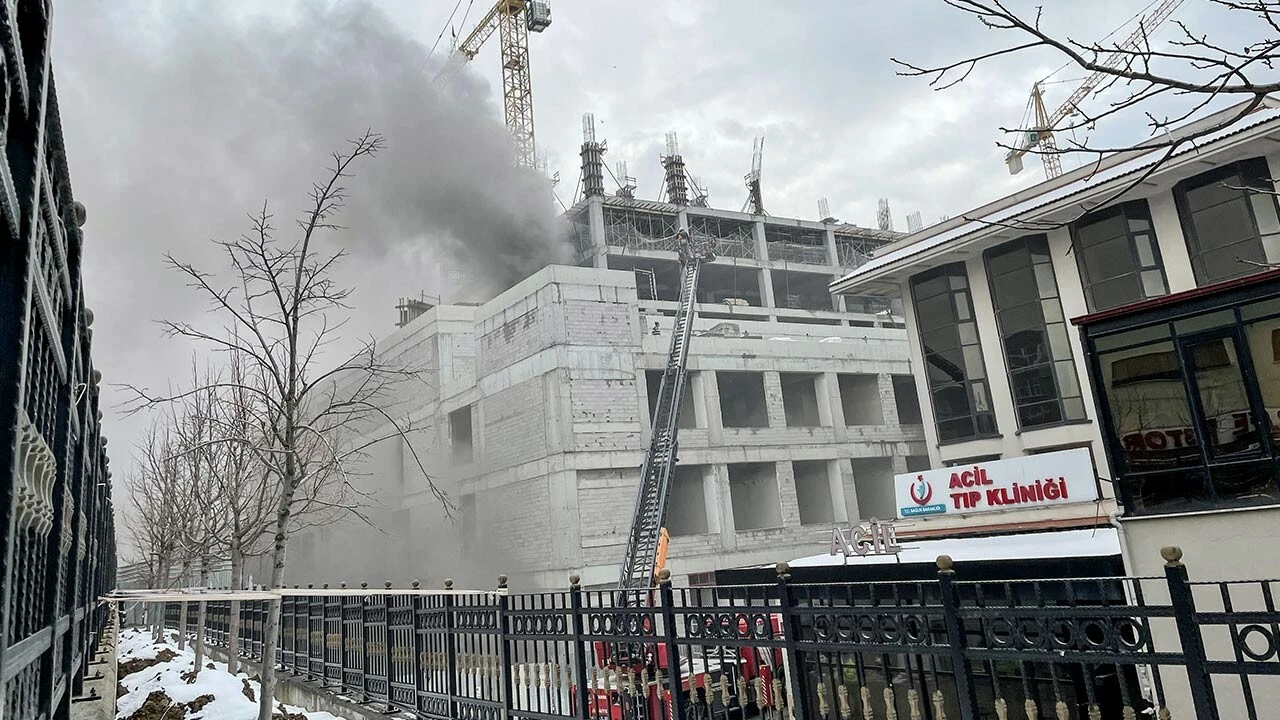 Bağcılar Eğitim ve Araştırma Hastanesi'nin ek binasında yangın