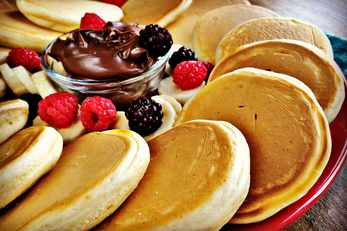 Lezzetli ve hafif tatlı ile kahvaltı sofralarınızı şenlendirecek şekersiz unsuz pankek tarifi