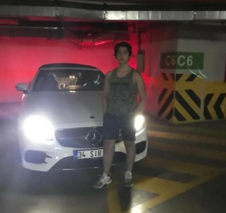 Otomobil bariyerlere ok gibi saplandı! Feci kazada sürücü yola fırladı