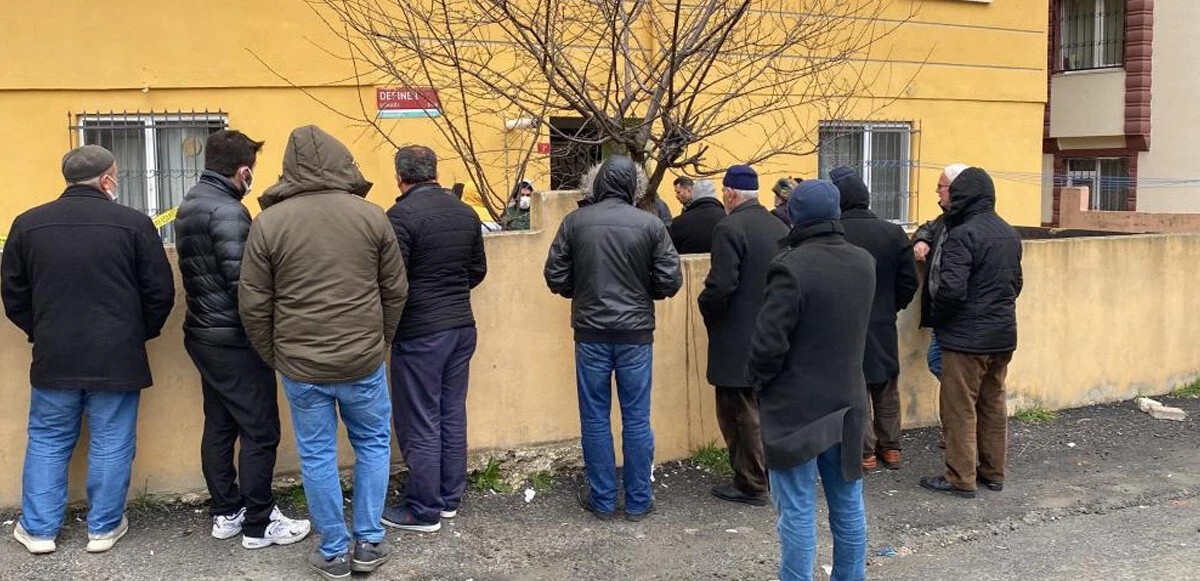 Babasını öldürdü, başında bekleyip polise teslim oldu