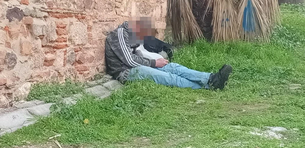 Madde bağımlısı, çocukların gözü önünde yere yığıldı