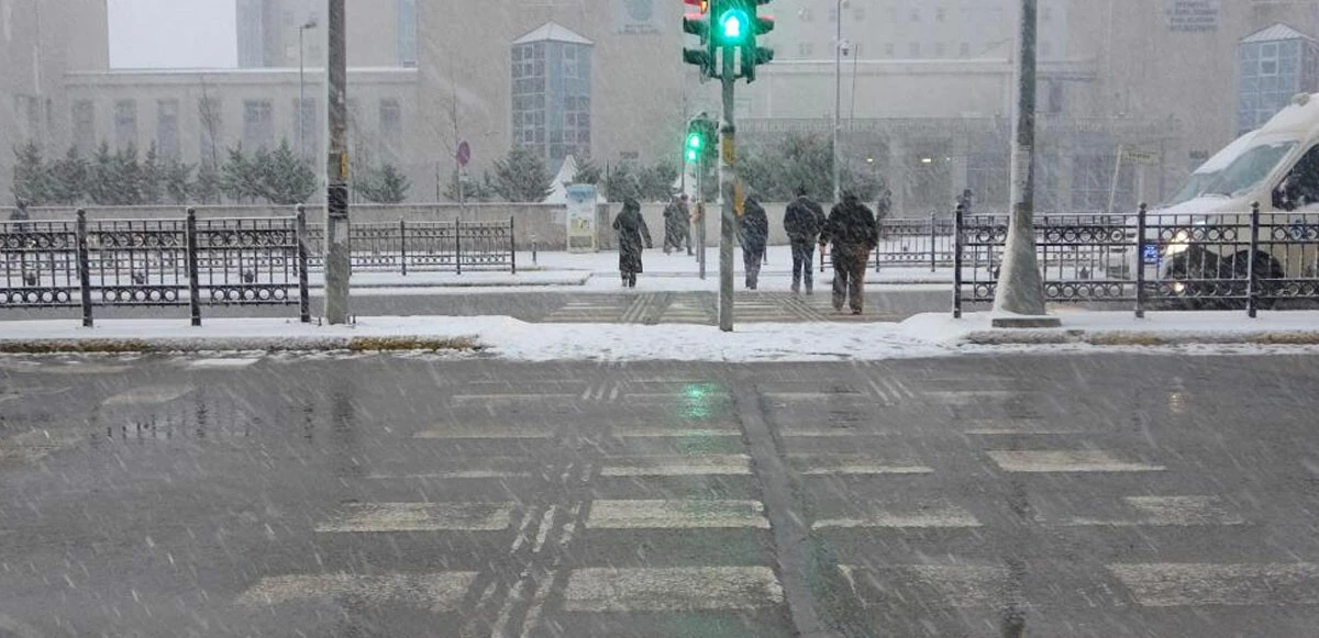 Kar yeniden İstanbul'da! Meteoroloji 'şiddetlenecek' diyerek tarih verdi, yetkililer teyakkuza geçti