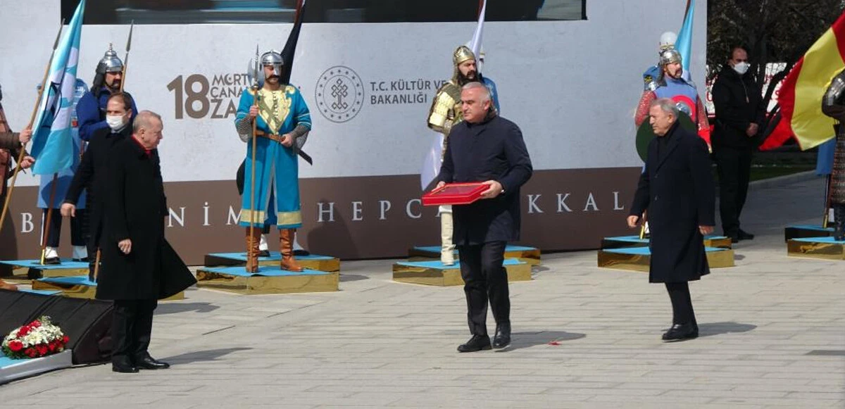 Erdoğan 129 yıllık Osmanlı sancağını Bakan Akar'a teslim etti