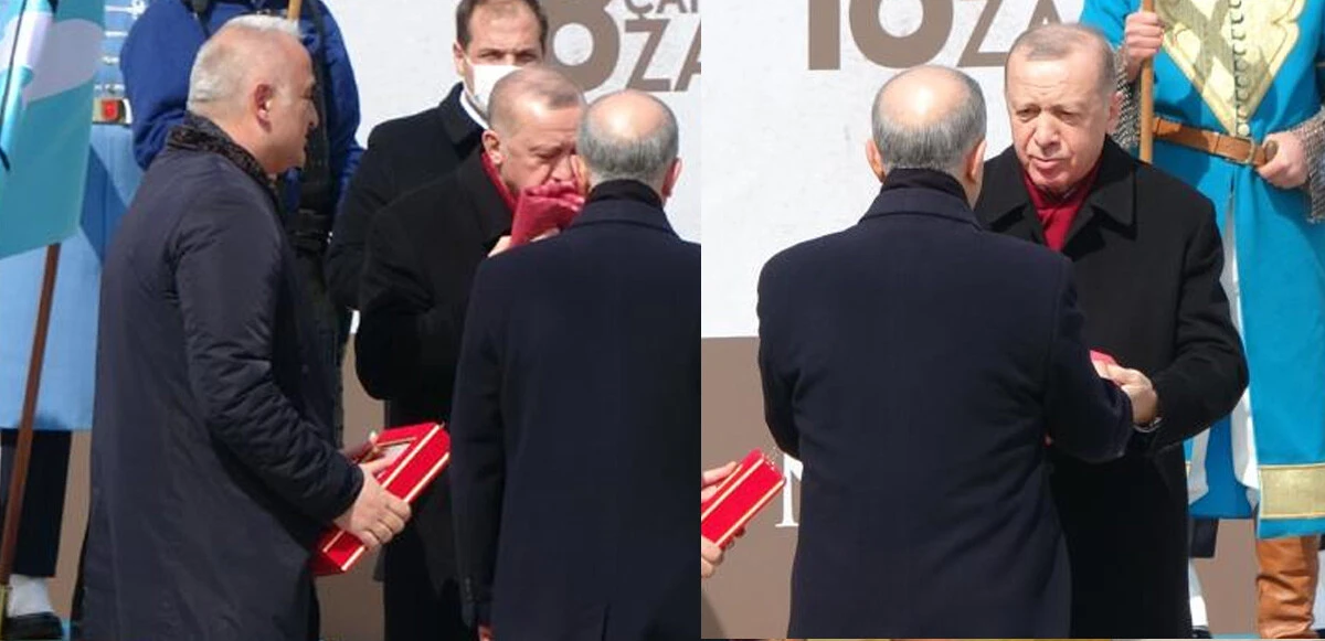 Erdoğan 129 yıllık Osmanlı sancağını Bakan Akar'a teslim etti