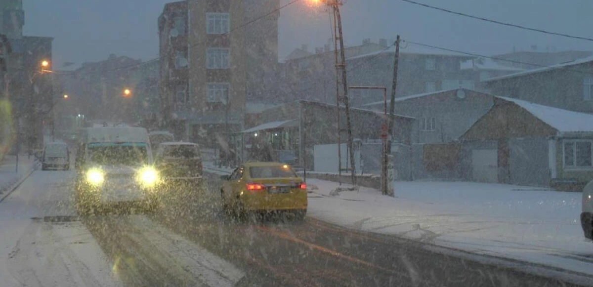Kar yeniden İstanbul'da! Meteoroloji 'şiddetlenecek' diyerek tarih verdi, yetkililer teyakkuza geçti