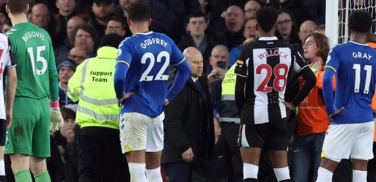 Everton-Newcastle United maçında şaşırtan olay: Kendini kale direğine kelepçeledi