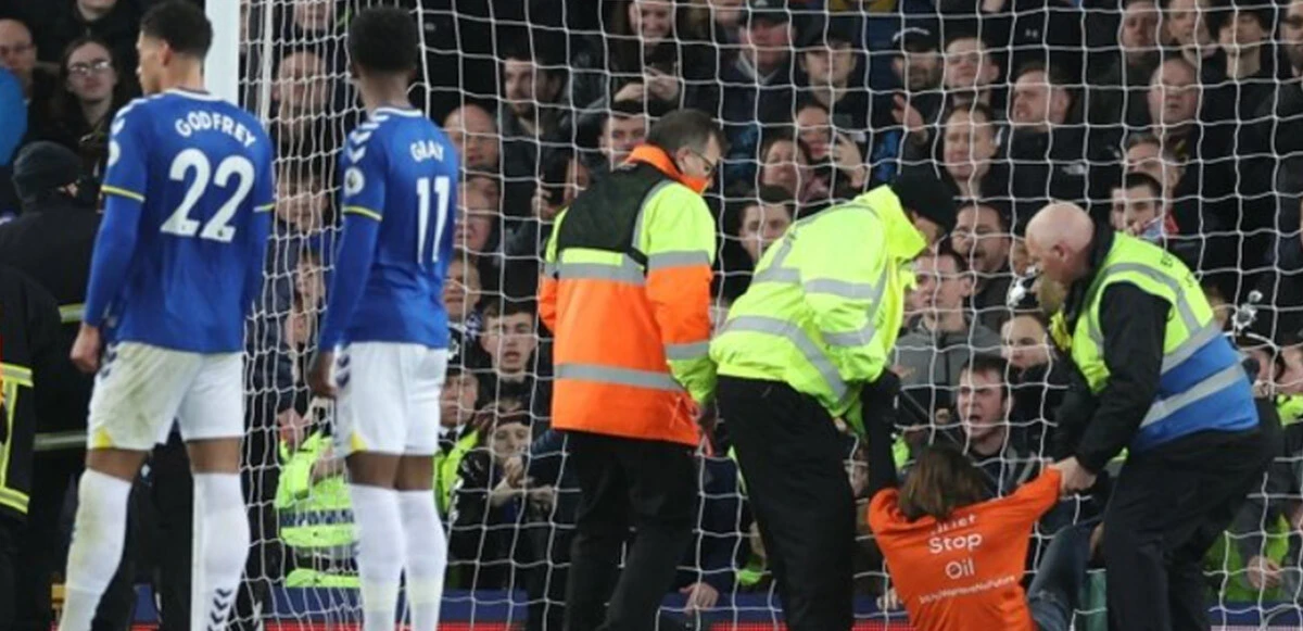 Everton-Newcastle United maçında şaşırtan olay: Kendini kale direğine kelepçeledi
