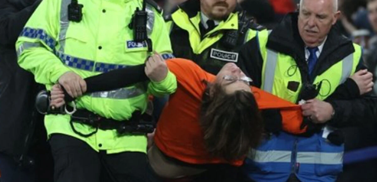 Everton-Newcastle United maçında şaşırtan olay: Kendini kale direğine kelepçeledi