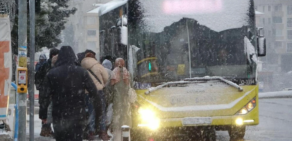 Kar yeniden İstanbul'da! Meteoroloji 'şiddetlenecek' diyerek tarih verdi, yetkililer teyakkuza geçti
