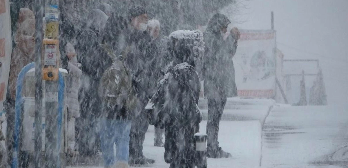 Kar yeniden İstanbul'da! Meteoroloji 'şiddetlenecek' diyerek tarih verdi, yetkililer teyakkuza geçti