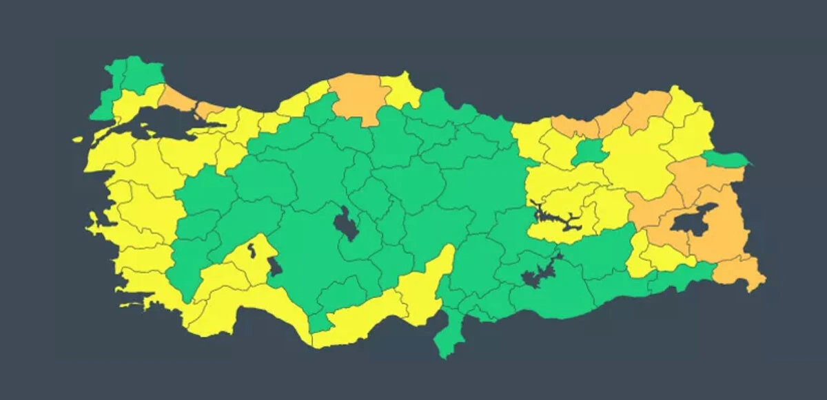 İstanbul’da kar etkisini zaman zaman arttırdı: Peş peşe uyarılar
