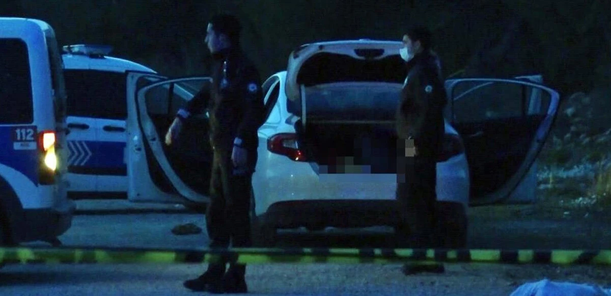 Terk edilmiş otomobilin bagajından erkek cesedi çıktı