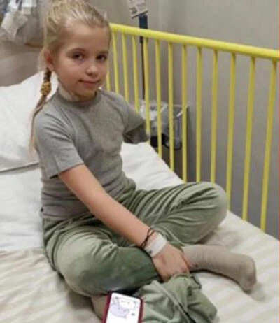 Rusların saldırısında kolunu kaybeden küçük kız söyledikleriyle yürekleri dağladı