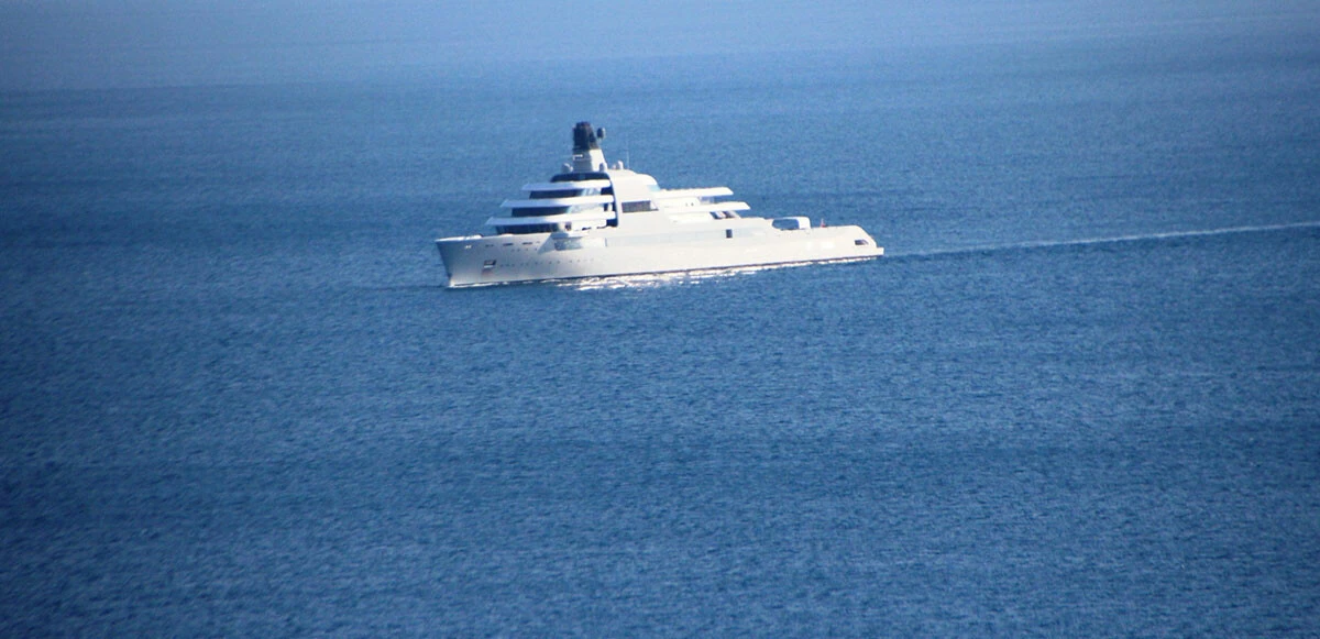 Yaptırımlardan kaçan Abramoviç’in milyon dolarlık yatı Bodrum’a demirledi: Protesto edildi