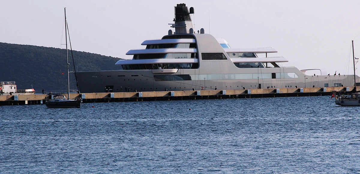 Yaptırımlardan kaçan Abramoviç’in milyon dolarlık yatı Bodrum’a demirledi: Protesto edildi