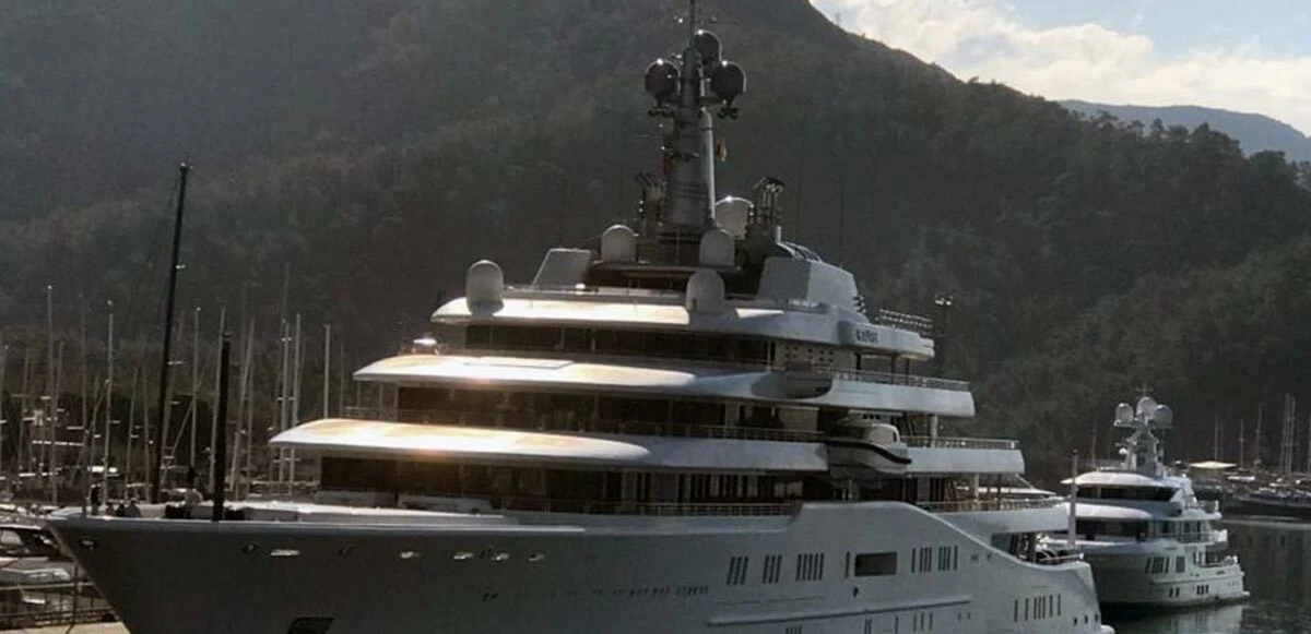 Yaptırımlardan kaçan Abramoviç’in milyon dolarlık yatı Bodrum’a demirledi: Protesto edildi