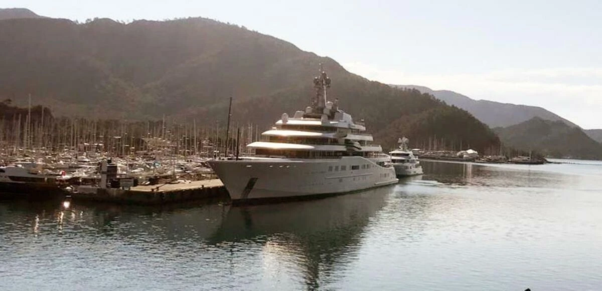 Yaptırımlardan kaçan Abramoviç’in milyon dolarlık yatı Bodrum’a demirledi: Protesto edildi