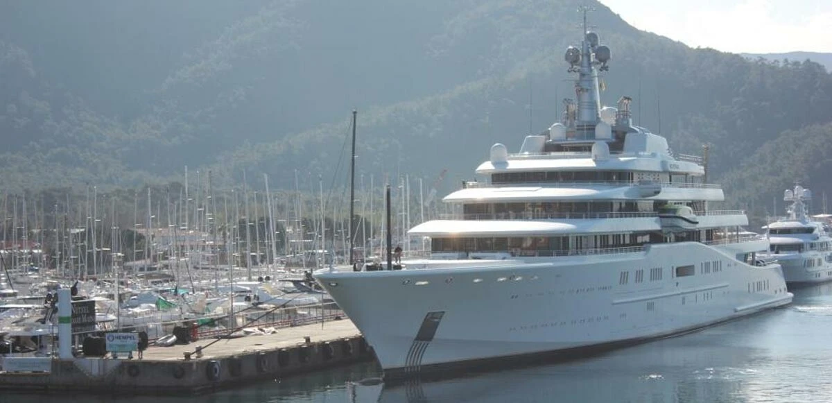 Yaptırımlardan kaçan Abramoviç’in milyon dolarlık yatı Bodrum’a demirledi: Protesto edildi