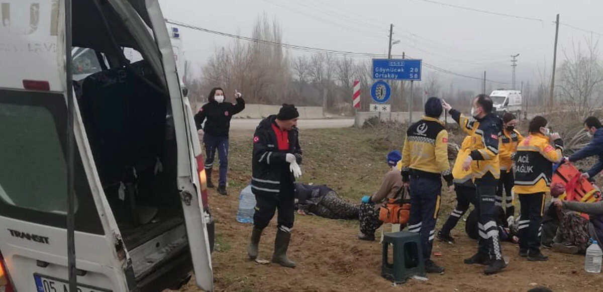 Amasya’da tarım işçilerini taşıyan minibüs devrildi: 17 yaralı