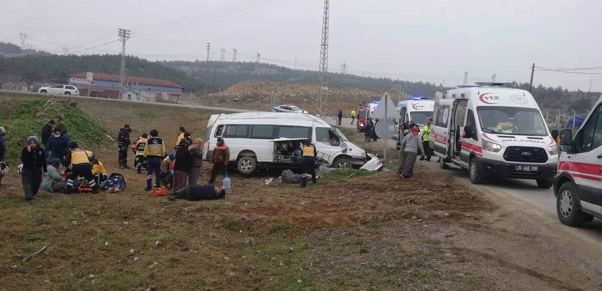 Amasya’da tarım işçilerini taşıyan minibüs devrildi: 17 yaralı