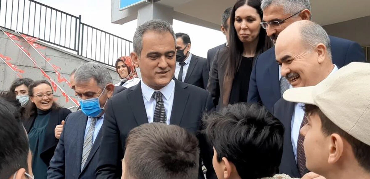 Bakan Özer'i gülümseten istek: Müzikten bırakıyorlar, sınıfta kalma olmasın!