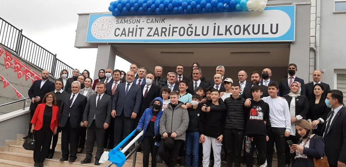 Bakan Özer'i gülümseten istek: Müzikten bırakıyorlar, sınıfta kalma olmasın!