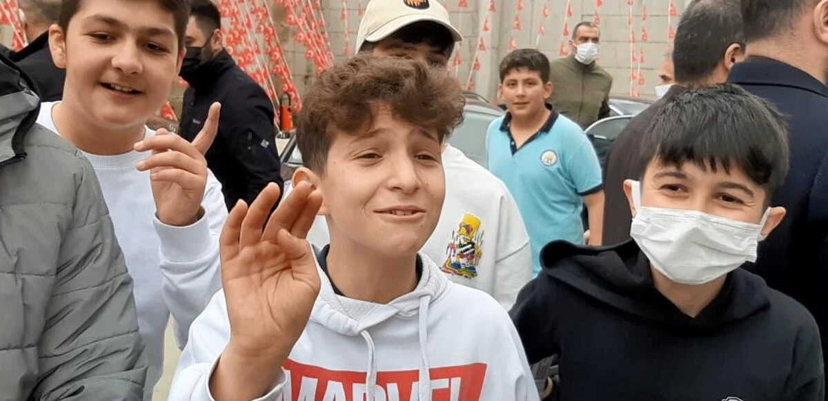 Bakan Özer'i gülümseten istek: Müzikten bırakıyorlar, sınıfta kalma olmasın!