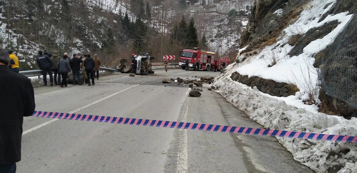 Trabzon’da kaya parçası yoldan geçen aracın üzerine düştü