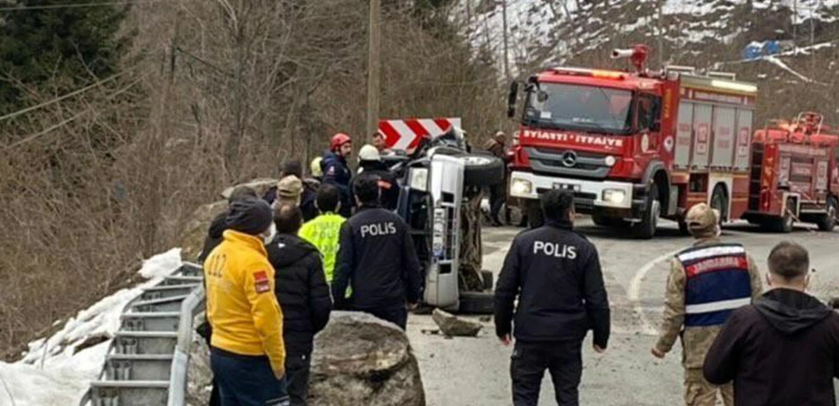 Trabzon’da kaya parçası yoldan geçen aracın üzerine düştü