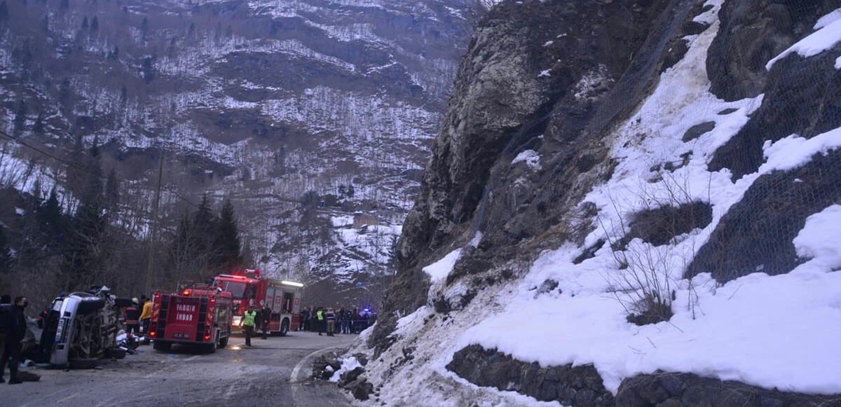 Trabzon’da kaya parçası yoldan geçen aracın üzerine düştü