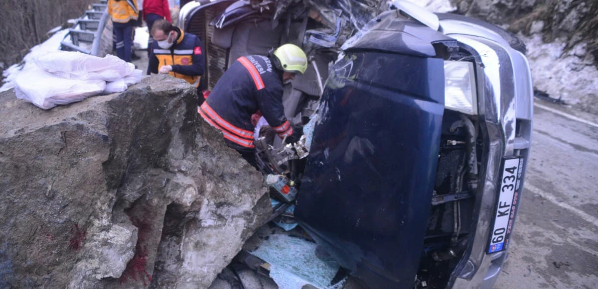 Trabzon’da kaya parçası yoldan geçen aracın üzerine düştü