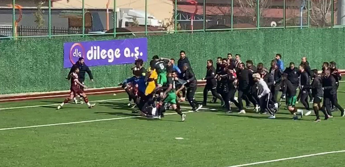 18 kırmızı kart çıktı: Olaylı maçta tekme ve yumruklar uçuştu