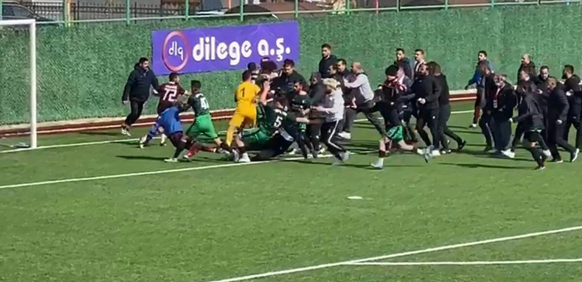 18 kırmızı kart çıktı: Olaylı maçta tekme ve yumruklar uçuştu