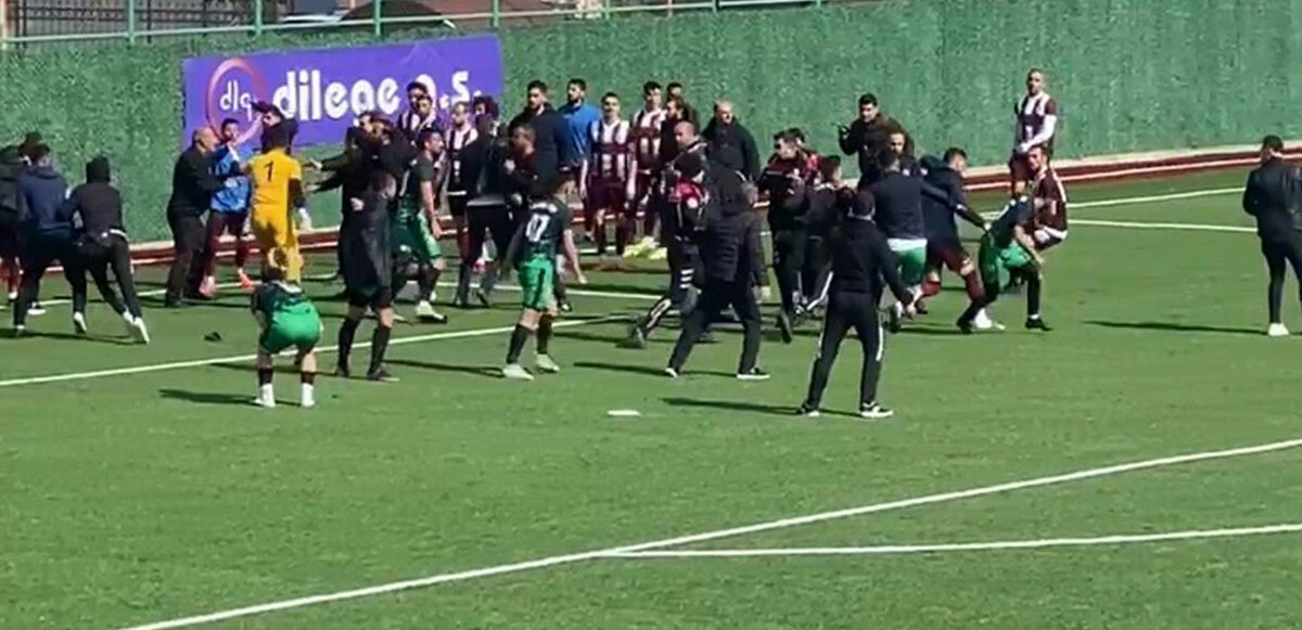 18 kırmızı kart çıktı: Olaylı maçta tekme ve yumruklar uçuştu