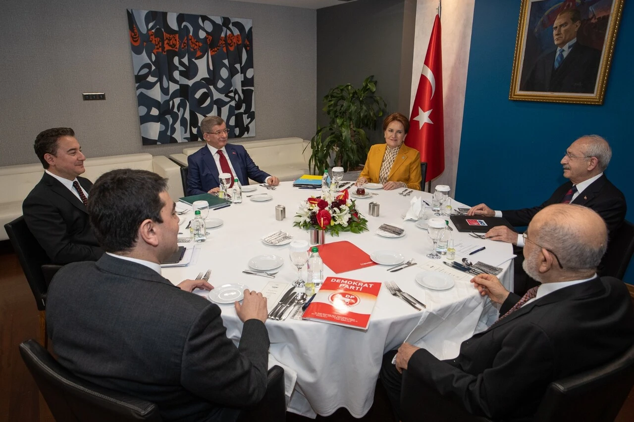 Ali Babacan'ın davetiyle 6 muhalefet partisi lideri buluştu