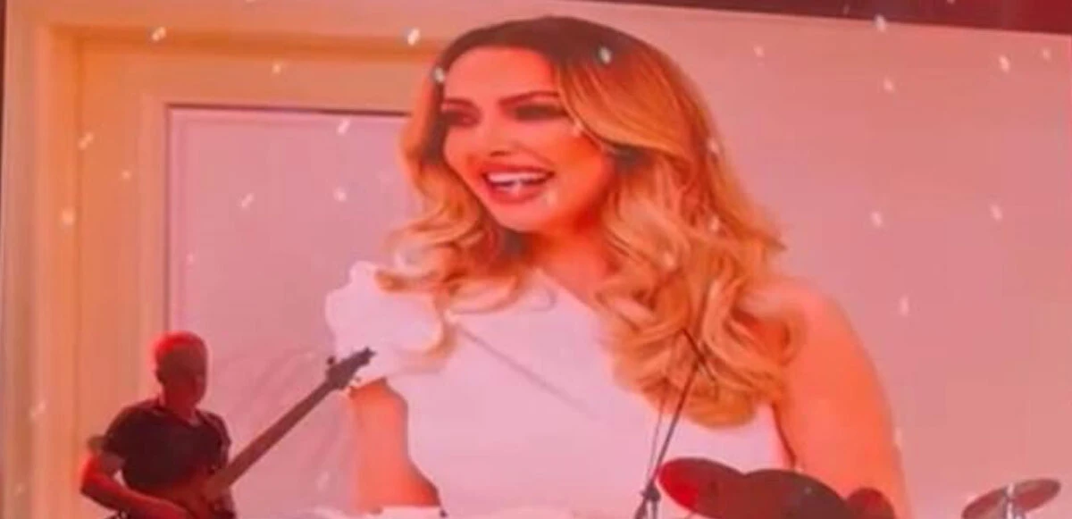 Hadise’den konserinde büyük sürpriz! Mehmet Dinçerler ile nişan fotoğraflarını dev ekranda yayınladı