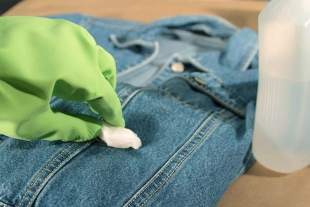 Çamaşır suyu lekesi nasıl çıkar? Kıyafetlerden çamaşır suyu lekesini çıkarma yöntemleri