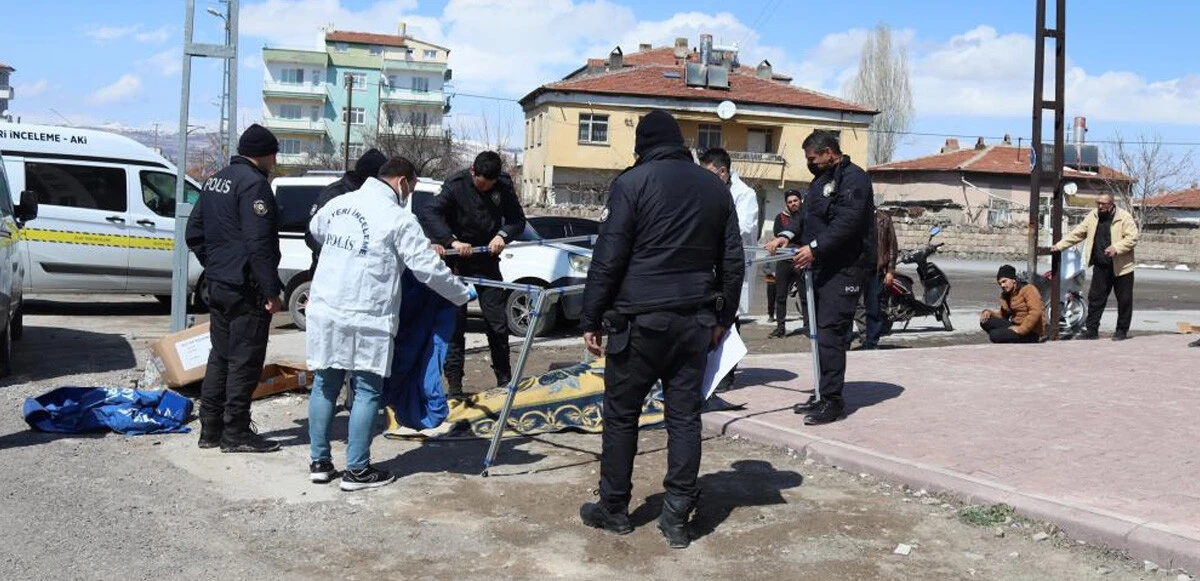 Hayatını kaybeden babasının yanından bir an olsun ayrılmadı