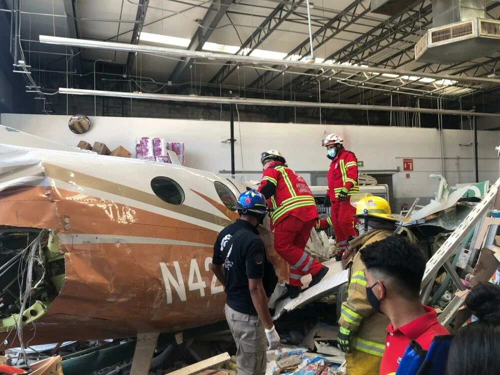 Meksika'da küçük uçak süpermarketin üzerine düştü: Ölü ve yaralılar var