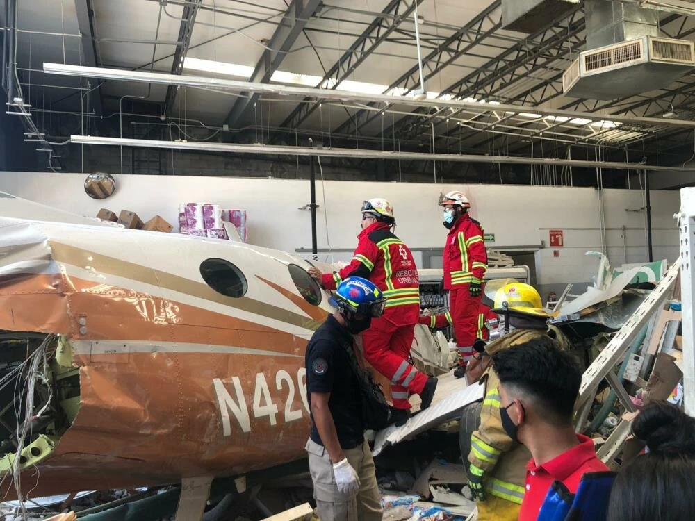 Meksika'da küçük uçak süpermarketin üzerine düştü: Ölü ve yaralılar var