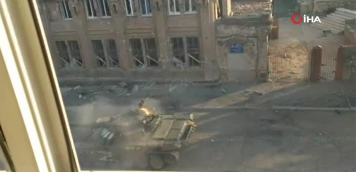 Mariupol'da Rus tankı el tipi tanksavarla vuruldu