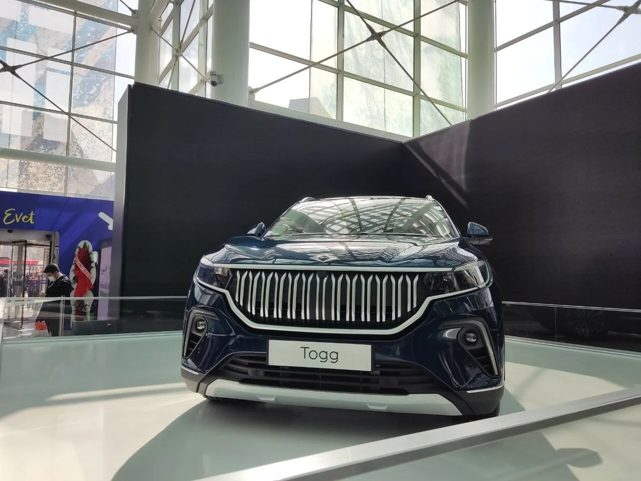 Yerli otomobil TOGG, ilk kez Türkiye'de sergilendi: Gelenlerin beğenisini topladı