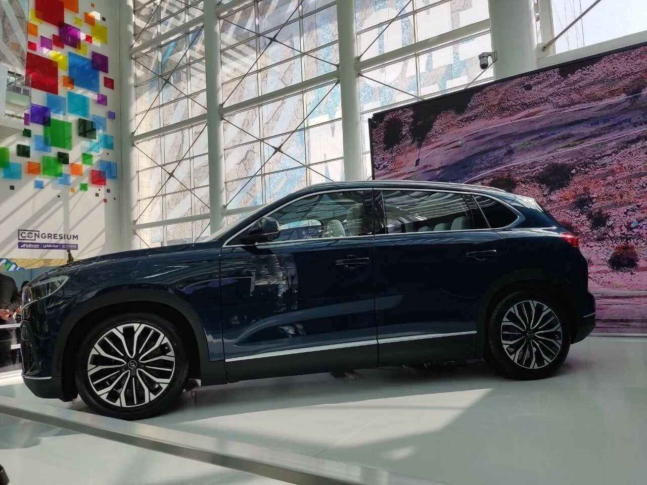 Yerli otomobil TOGG, ilk kez Türkiye'de sergilendi: Gelenlerin beğenisini topladı