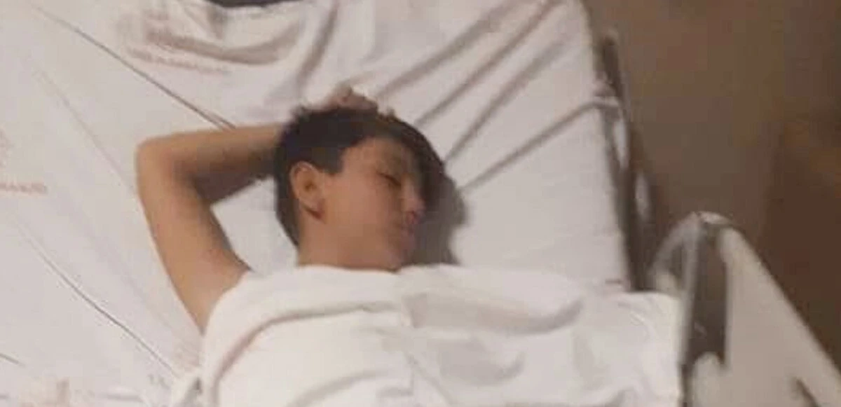 Sokak köpeğinin saldırdığı çocuk otomobilin altında kaldı